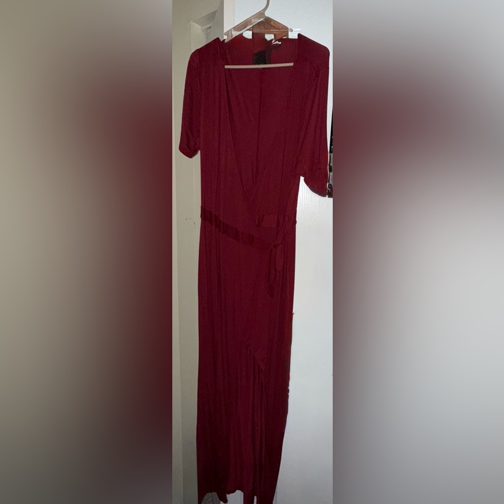 Elegant Burgundy Maxi Dress